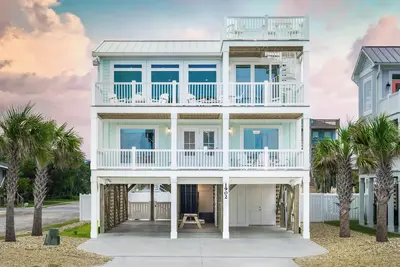 Image de Beautiful 6 bedroom beach house with pool and elevator! Steps from the beach!