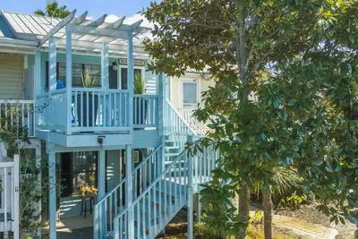 Image de Solitude on 30a - Seacrest Beach Townhouse with Beach Access - Free Bikes!