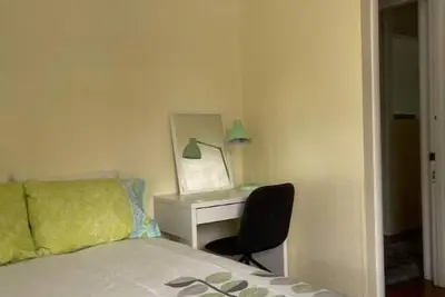 Image de Corner Room in Big Grad House