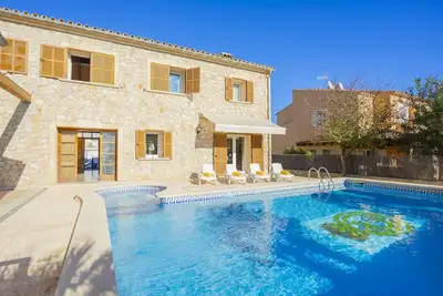 Casa Juani pour 8 personnes avec piscine, à deux pas de la plage et de toutes les commodités.