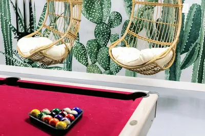 Image de 2 miles from Old Town, 3 En Suites, Heated Resort Pool, New Build!