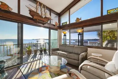 Image de Enjoy the best of Cedar Key with the walkable waterfront
