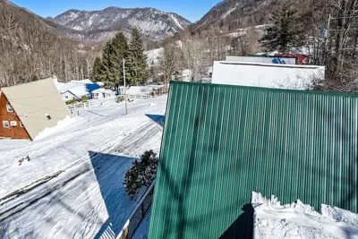 Image de Maggie Valley Ski Chalet: Cozy Winter Retreat- 5 minutes to the Slopes!