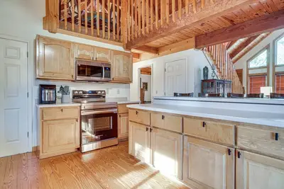 Image de Spacious Log Cabin in Helen w\/ Deck & Pool Access!