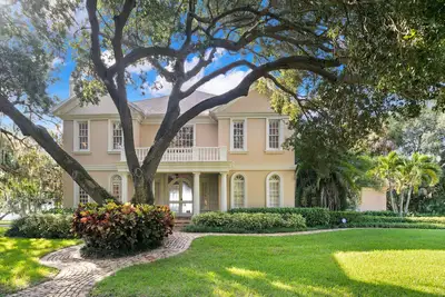Image de Bayshore Breeze! Private gated waterfront home in south Tampa.