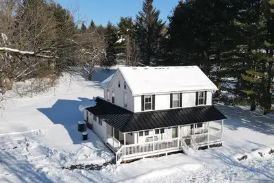 Image de Pocono Farmhouse - Fully Renovated 1881 Home