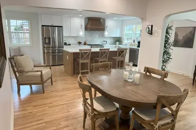 Image de Spacious & Charming Home