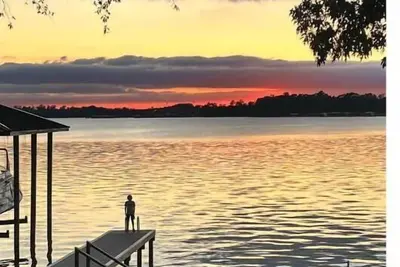 Image de Lake Houston sunset and skyline views. Two primary suites downstairs.