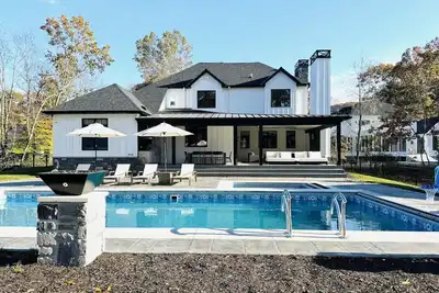 Image de Heated pool, porch w/ fireplace, close to beach & park, 6 per golf cart included