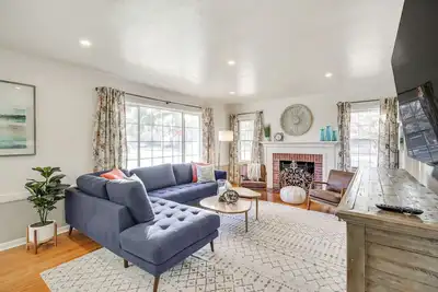 Image de < 1 Mi to Midtown: Pet-Friendly Home in Reno!