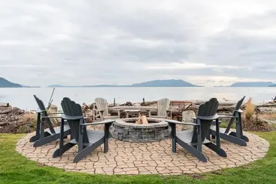 Image de Enjoy stunning views from the private guest suite - peaceful waterfront retreat!