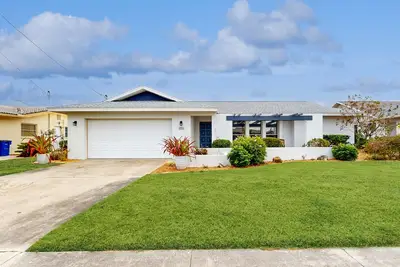 Image de Waterfront home with pool, bikes, grill, fireplace, internet, W/D, & central Ac