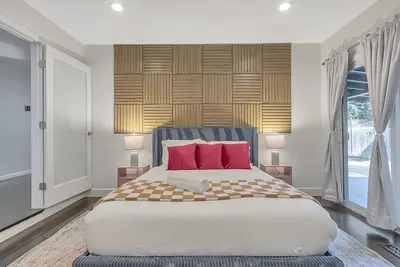 Image de NewLuxHome! PoolTable! HotTub! Heart of Downtown Sj