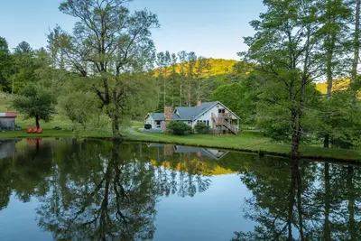 Image de Blowing Rock Farmhouse at Doe Creek, Hot Tub, Pond, Acres to Explore!