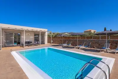 Image de Bright & Spacious Villa, A/C, Private Pool, Mountain Views - Hersonissos Area, 2. 8km to Beaches!