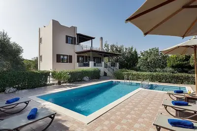 Image de Traditional Family Villa, A\/C, Private Pool, Mountain & Sea Views in Prines - 10 mins from Beaches!