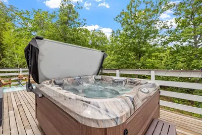 Image de Renovated Alexandria Nh jacuzzi house~firepit! gameroom! dog friendly! fenced