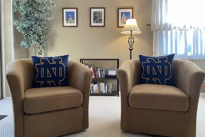 Image de Cute 3 Br, 1. 5 Ba home. Full kitchen, 1. 5 mi to Nd stadium!