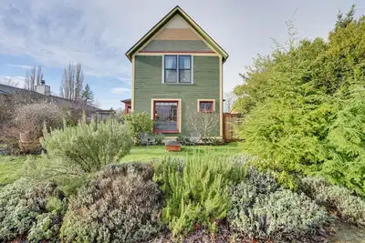Image de Bright Bellingham Home w/ Fire Pit: 1 Mi to Beach!