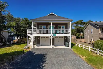 Image de Family size game room and private pool. 5-minute walk to the beach!