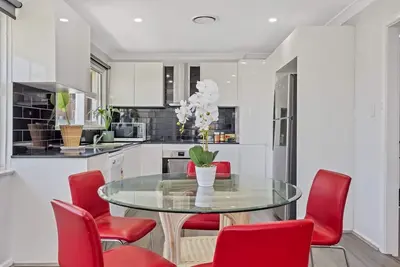 Image de Quiet Elevated Serene Home (Top)