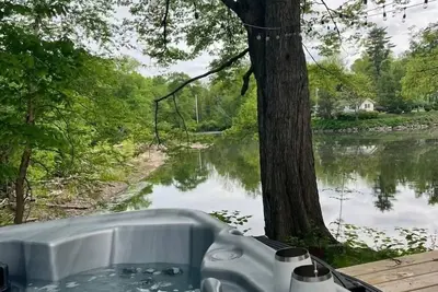 Image de Peaceful Riverfront Cottage with Private Hot tub