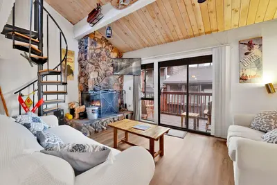 Image de Chairlift Lodge Basecamp Ski Condo at Big Bear