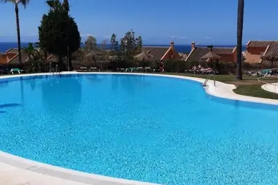 Image de Suitur Appartement confortable pour les familles avec piscine et de superbes vue