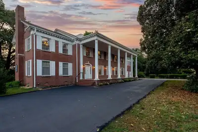 Image de The Beland Mansion with private suites awaits you