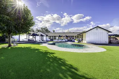 Image de Modern Ranch House-swim, soak, pickleball & walk to wineries