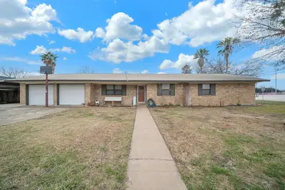 Image de Oversized Space In Desirable Neighborhood.
