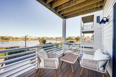 Image de Lakefront Carolina Beach Townhome w/ 3 Balconies!