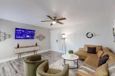Image de Double Apts | Walk To At&T Globe