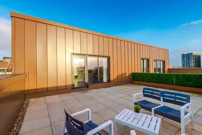 Image de 2 Bedroom Penthouse Apartment with Balcony