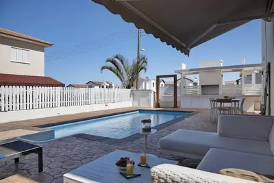 Image de Μake you feel at home. Quite location deal for Family