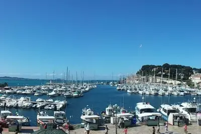 Image de Sur le port de Sanary (Var), studio face à la mer, écrin baigné de luminosité
