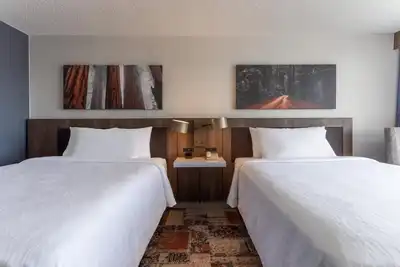 Image de Indulge in Home-Like Comfort! 3 Convenient Units Near Berkeley Art Museum