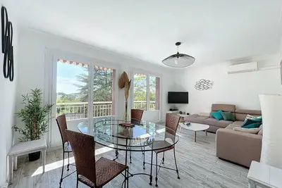Image de Lumineux T3 climatisé près de la plage des Lecques, avec double terrasse et parking.