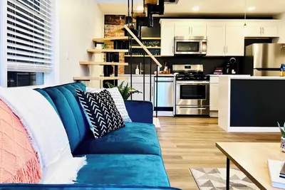 Image de Retreat in the Heart of a Pittsburgh Rivertown!