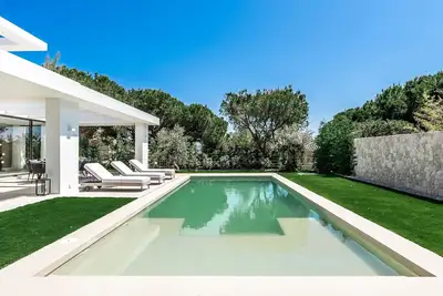 Image de Newly designed villa with heated pool, 5 bedrooms ensuite, 5min walk from beach