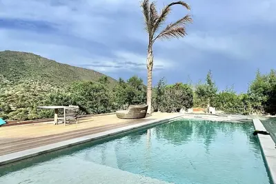 Villa de charme, vue panoramique exceptionnelle, piscine avec plage immergée