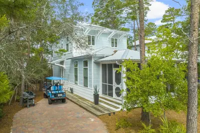 Image de 30a Beach House Mermaids Grotto - Beach, Pool, Golf Cart, 4 Bikes, Sleeps 10