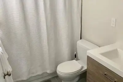 Big Remodeled 3br w\/ Lush Garden