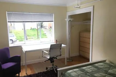 Private Br in Friendly 10br Grad \/ Post Doc House!