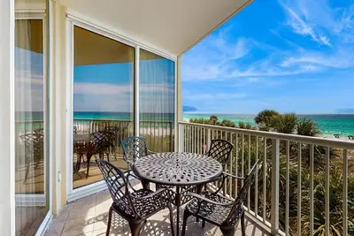 Image de Snowbird-friendly oceanfront condo with pool & amazing balcony views