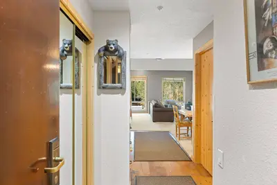 Image de 337 | Rustic-Chic Loft - A/C, Pool, Walk to Village