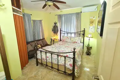 Image de Rustic self-contained centrally-located city apartment with modern conveniences