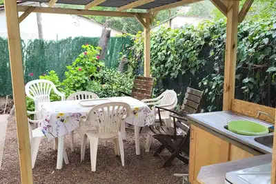Image de Maison de ville avec cuisine d'été Appareil cuisson ustensil et vaisselle