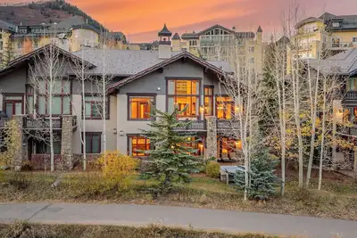 Image de Spacious Creekside Haven, Walk to Gondola | Bergrose Lodge