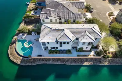 Image de Lakeside Home Summer Prices Now Available!